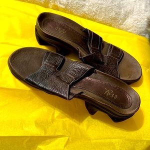 Asgi leather sandal 8.5 med NWOT